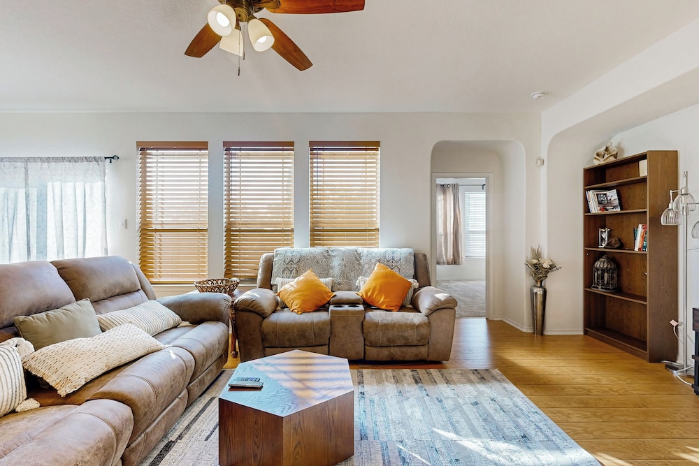 Inviting Home w/ Enlosed Yard & Gas Grill