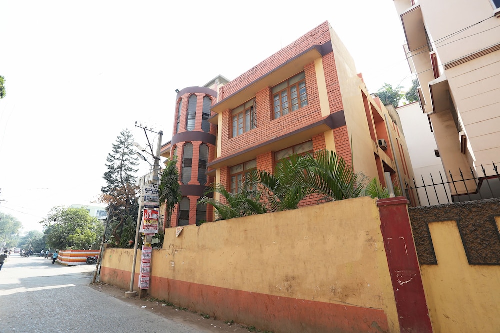 OYO 10674 Hotel Royal Inn
