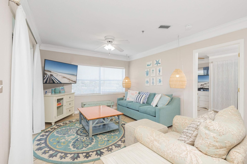 Seaside Haven: Stylish Condo, 3 Pools New Rental