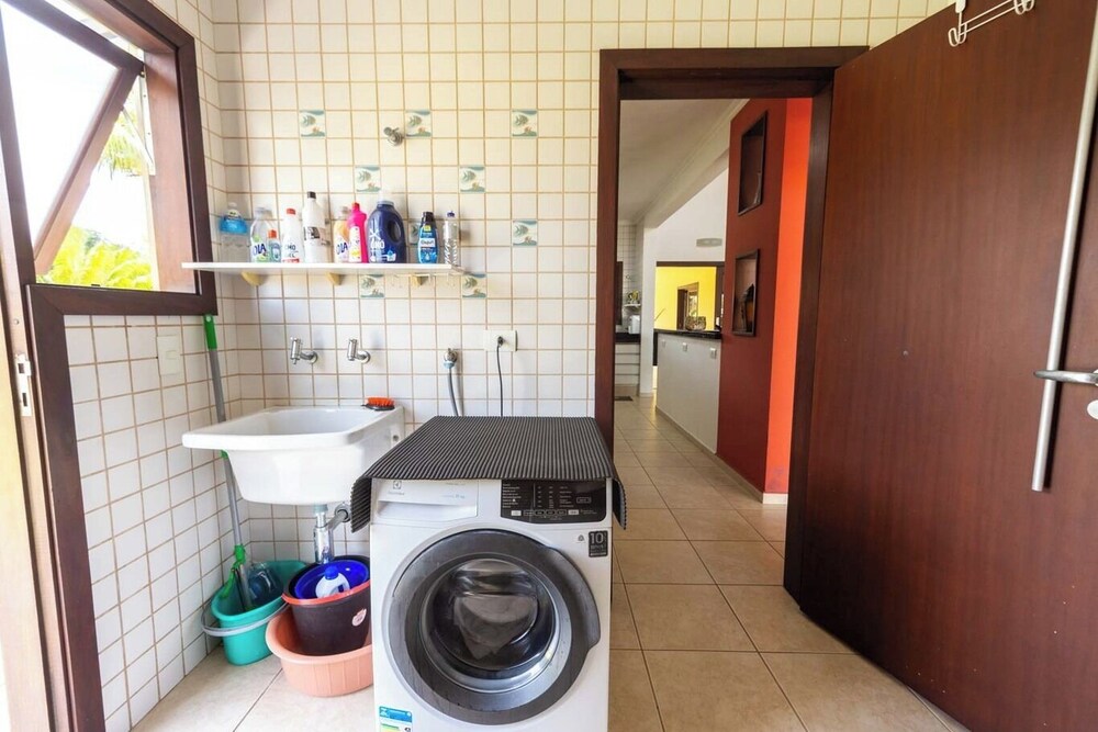 Casa com rea Gourmet e Quintal a 200 m da Praia