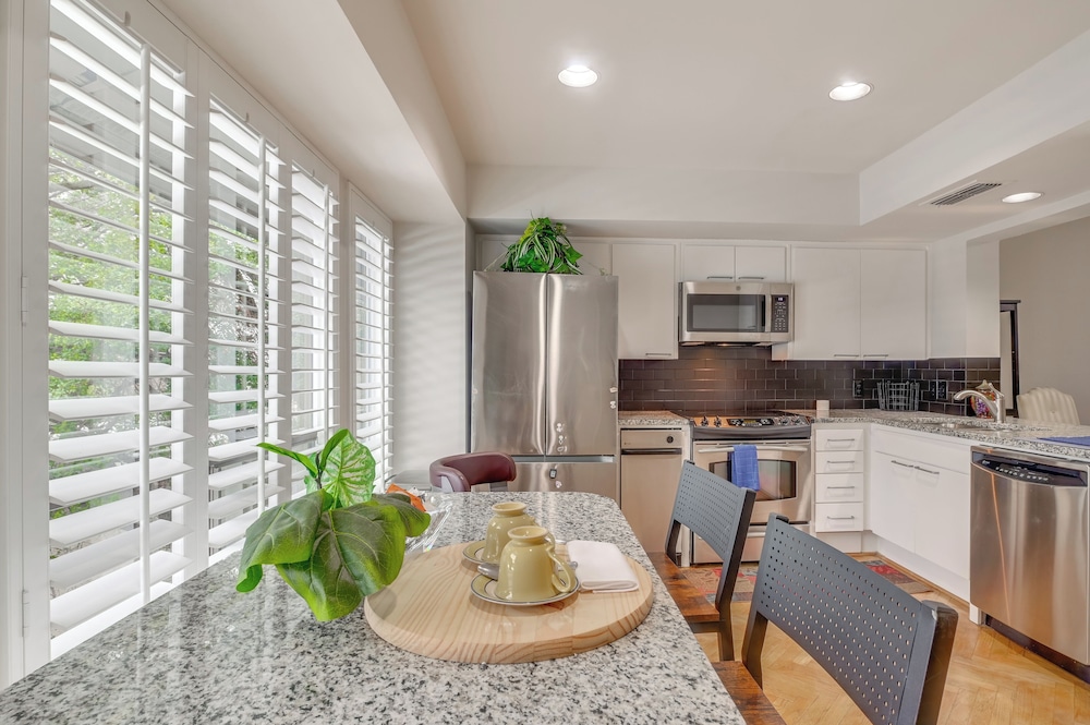 12 Mi to Downtown Dallas: Irving Condo w/ Balcony