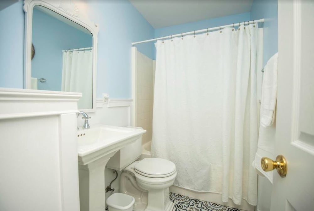 Cypress Ridge 4 Bedroom Home by RedAwning