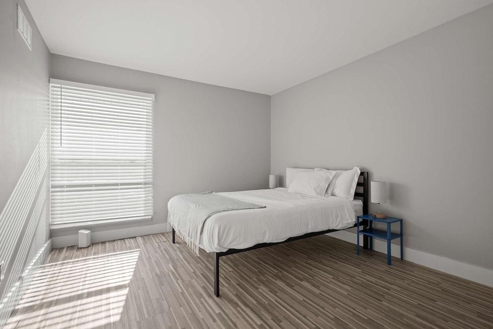 Spacious 2BR 2BA Apartment in the City