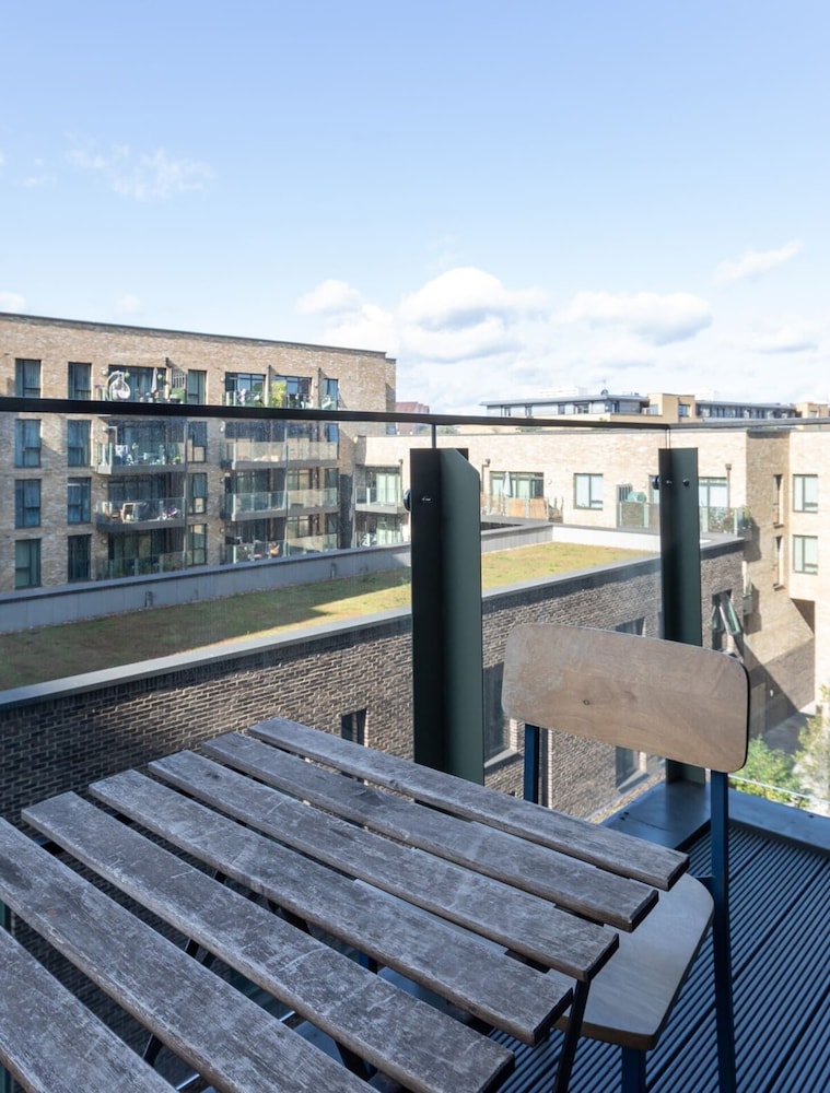 Peaceful & Vibrant 1BD Flat W/balcony- Bow Common!