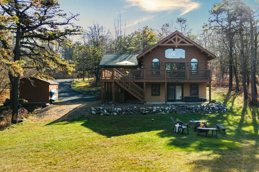 Deer Haven Cabin by Avantstay Waterfront Dock Firepit