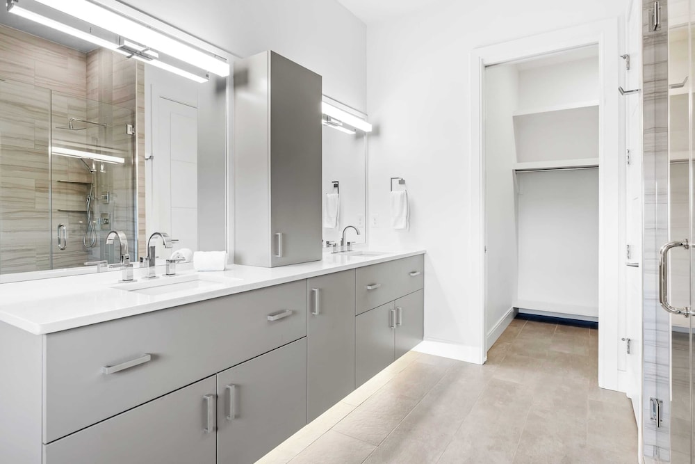 Crest One by Avantstay Rooftop Views, Pool Access, Golf Cart Included