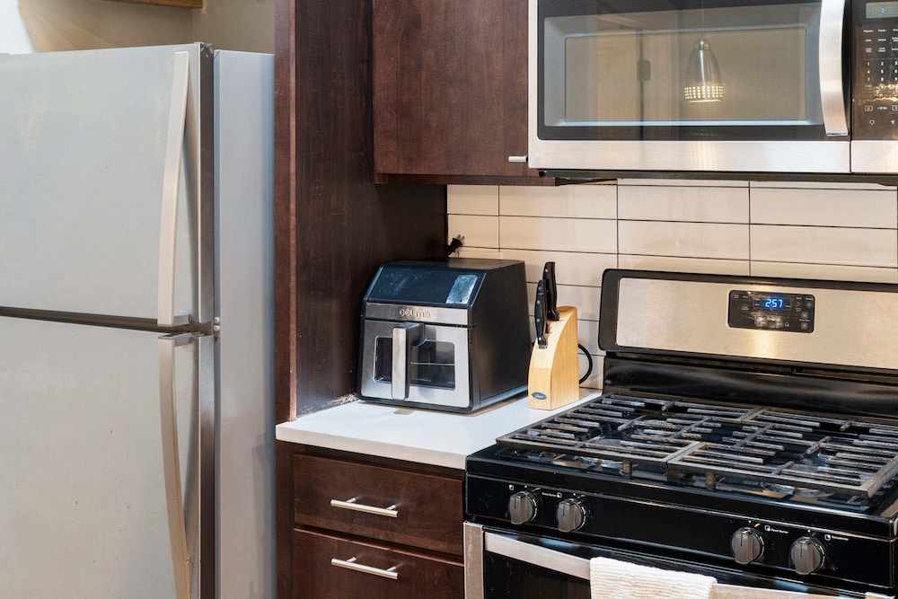 Spacious Pilsen 4 Bed 4 Bath Family Retreat