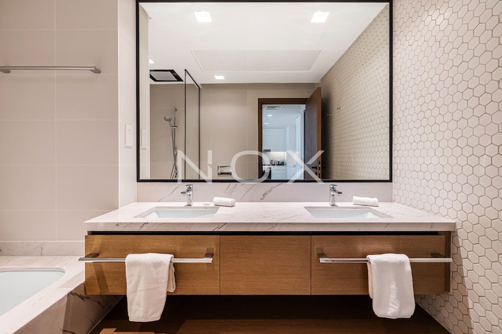 Modern 1BR 15th Floor Palace Residence