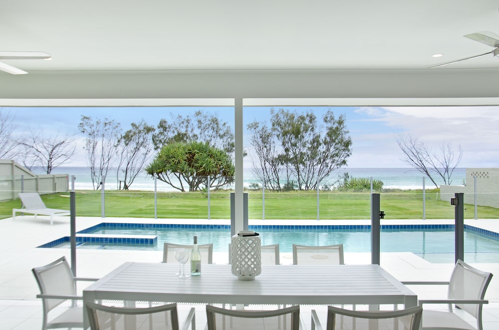 Sentosa at Tugun Beachfront Holiday Home - Image 2