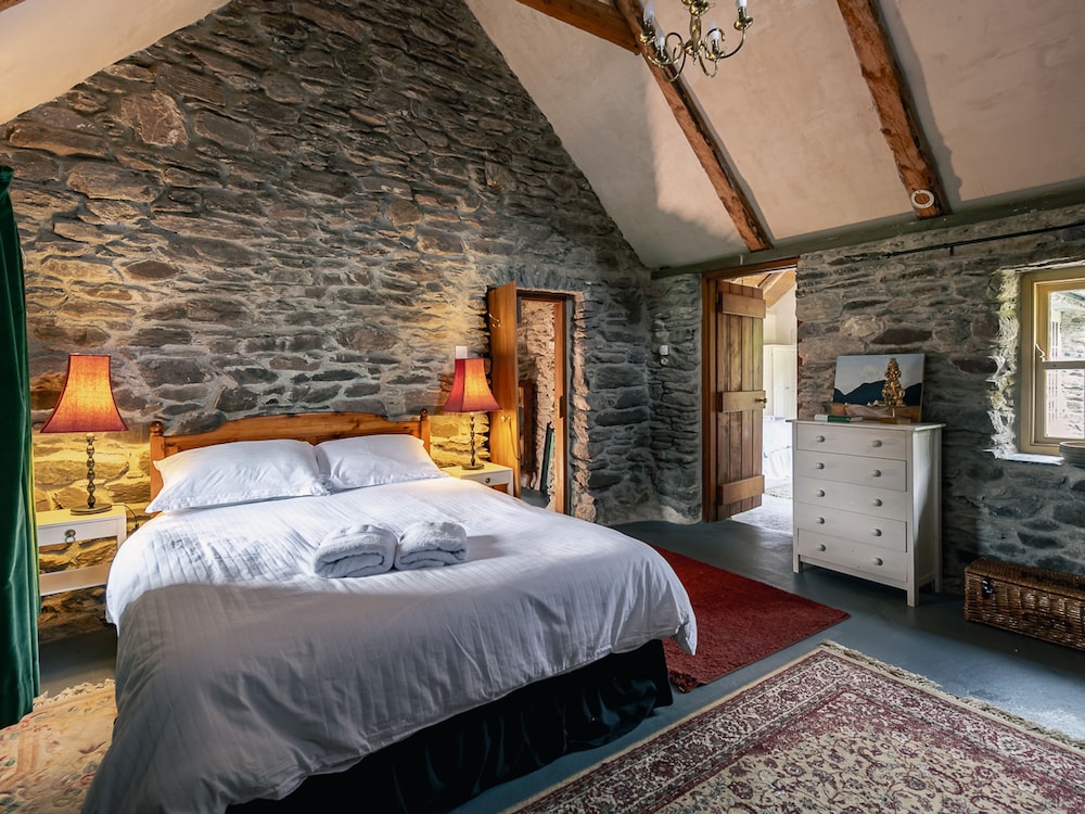 Traditional Style Thatched Cottage With Modern Amenities
