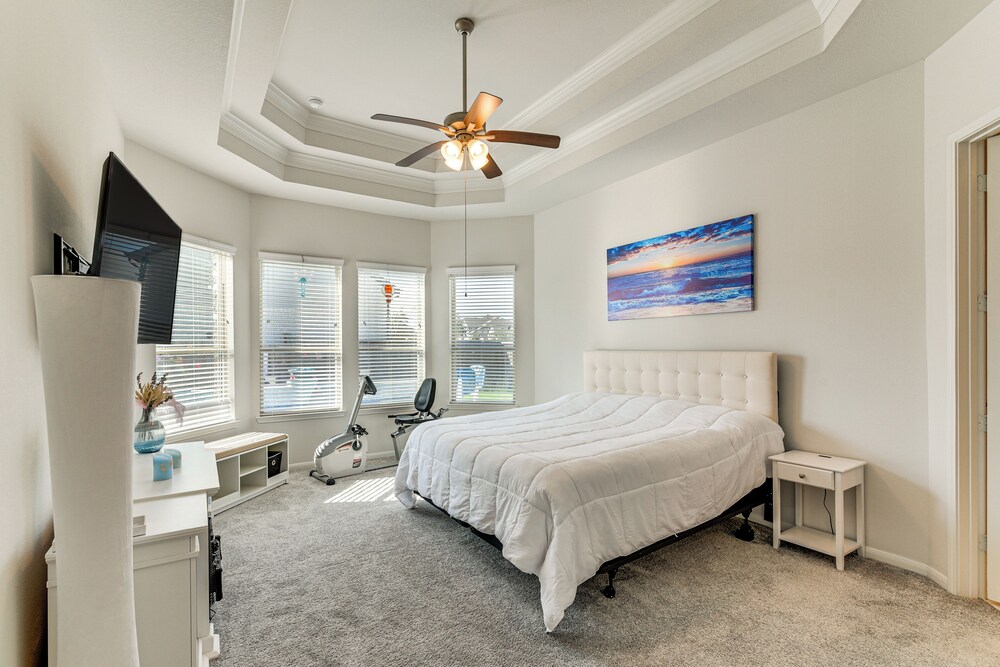 Games, Films & Outdoor Fun: Luxe Home in La Marque