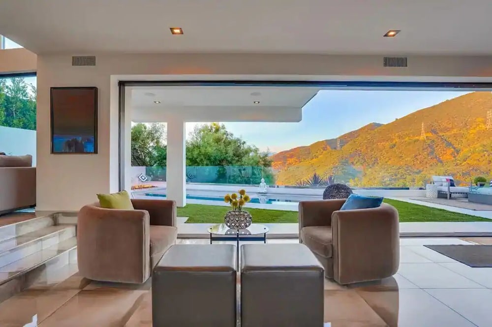Troy Dr - Sleek & Modern Hollywood Hills Home With Stunning Views