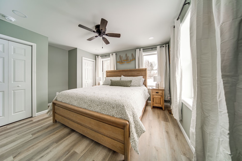 Walk to Lake: Pet-friendly Cottage in Jamestown!