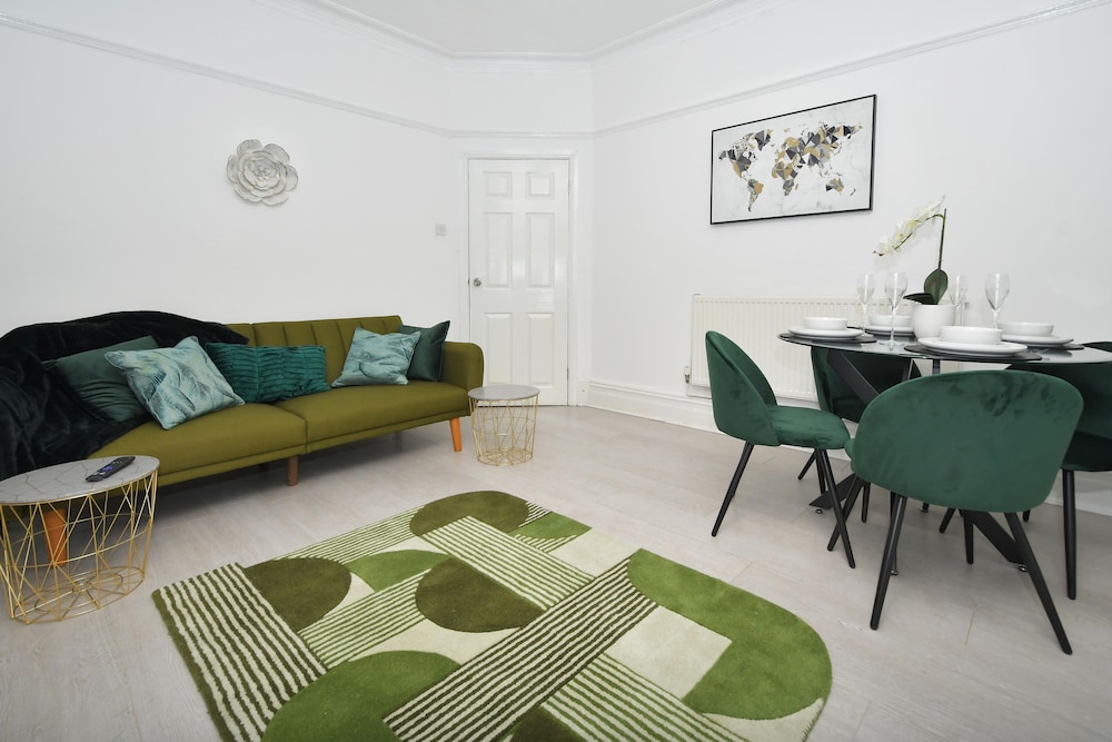 Beautiful 3-bed House by Ministays Stoke-on-trent view 2