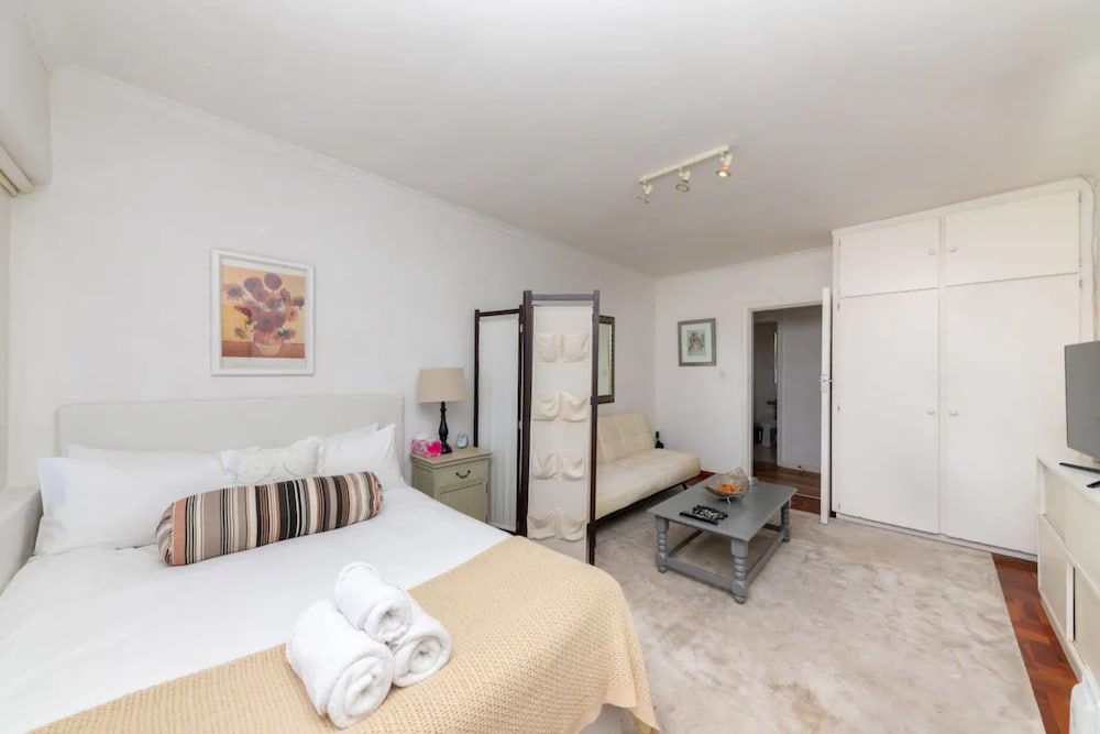 Bright and Homey 1 Bedroom in Gardens view 2