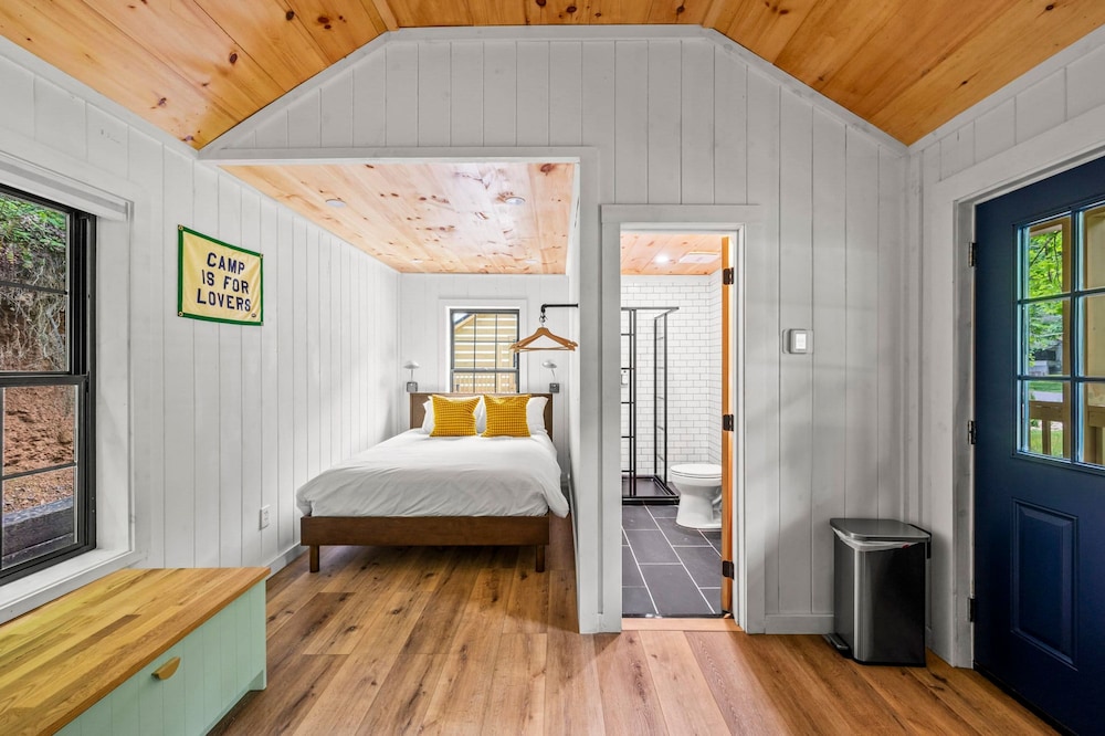 5 Cabins in Gburg Sleeps 16 Firepit Games