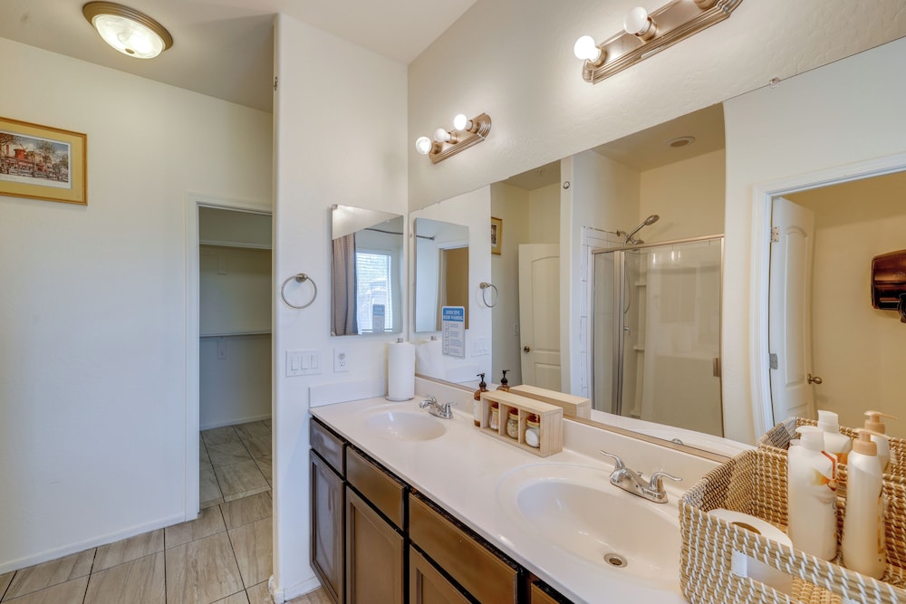 7 Mi to Dtwn: Spacious Stay in Phoenix!