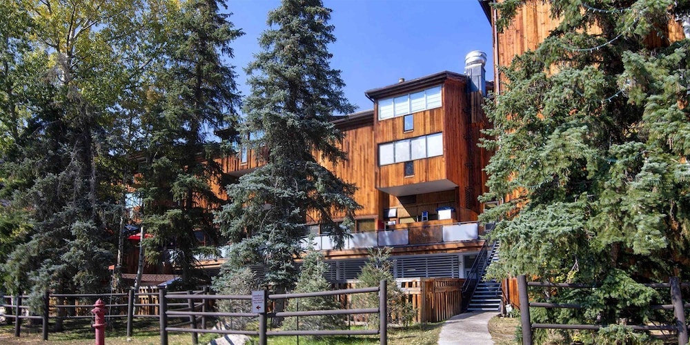 Chic 3BR Condo in Lionshead Village - Ski-in/ski-out at Eagle Bahn Gondola