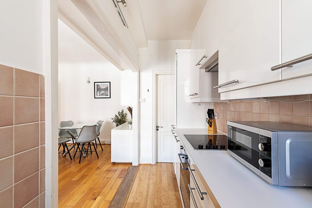 Modern 2 Bedroom Flat Near Queensway