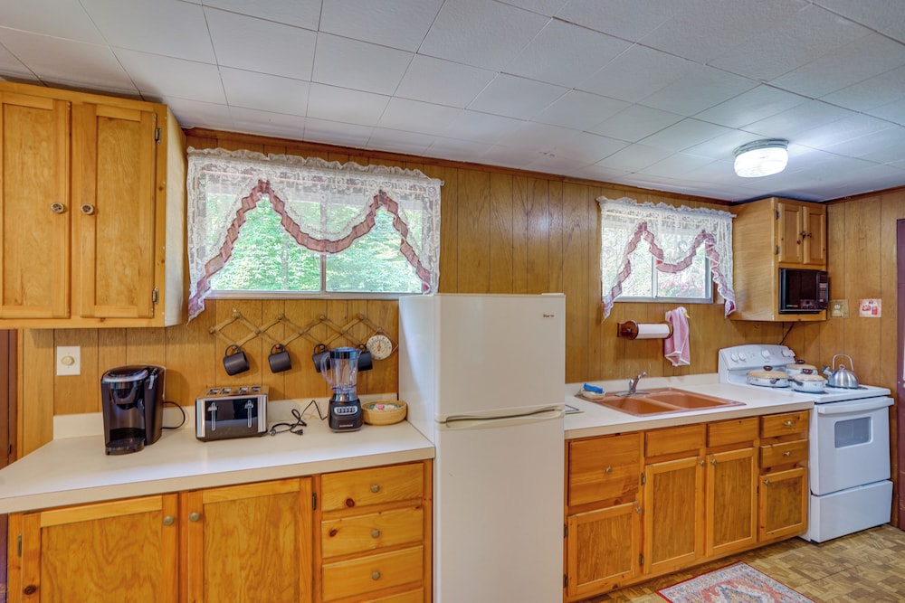 Cozy Becket Cottage Escape w/ Lake Access!