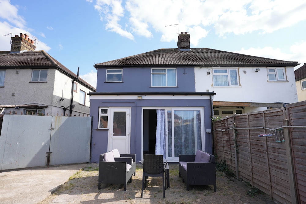 Westwick Gardens Retreat - 4 Bedroom House