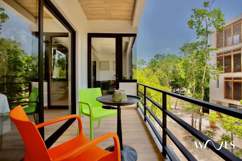 Spacious 1 BR With Great Location Rooftop Pool by Waves Management