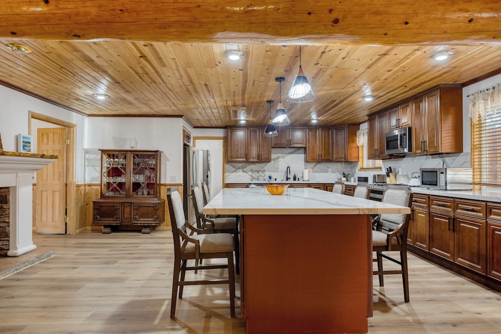 Pinetree Place by Avantstay Group Cabin w/ Hot Tub Minutes to the Lake