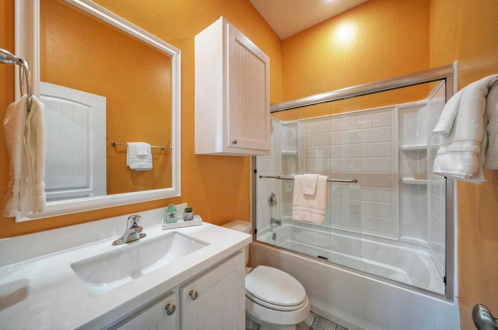 Sleeps 24, 2 Homes 2blocks to the Beach, Pool, Game Room, Patio w/ Outdoor Bar