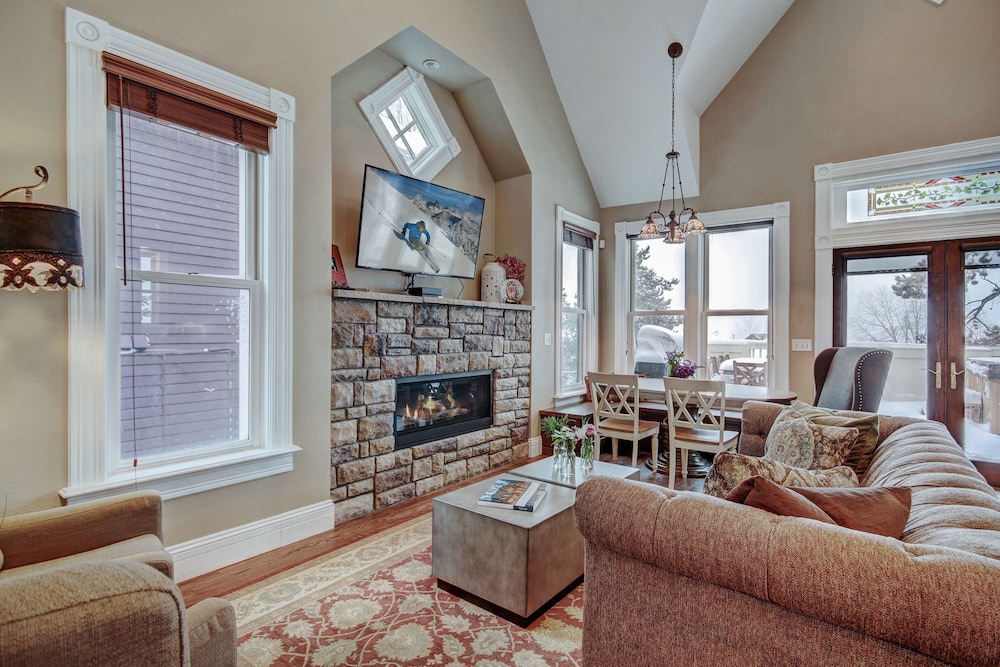 Ridge Street Lookout 4 Bedroom Home by RedAwning