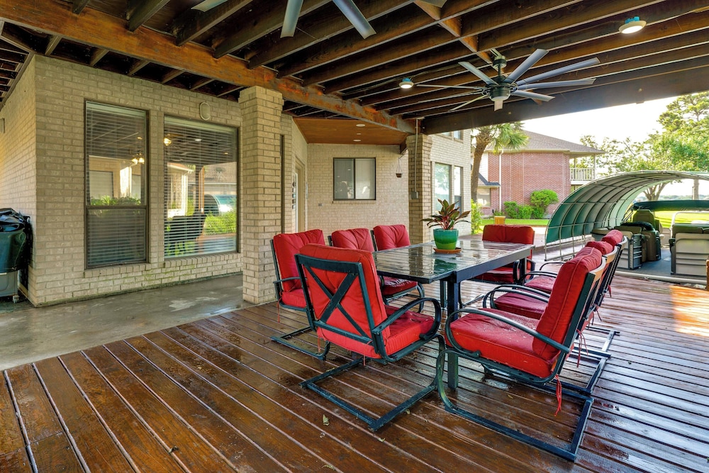 Waterfront Lake Conroe Home w/ Pool Access!