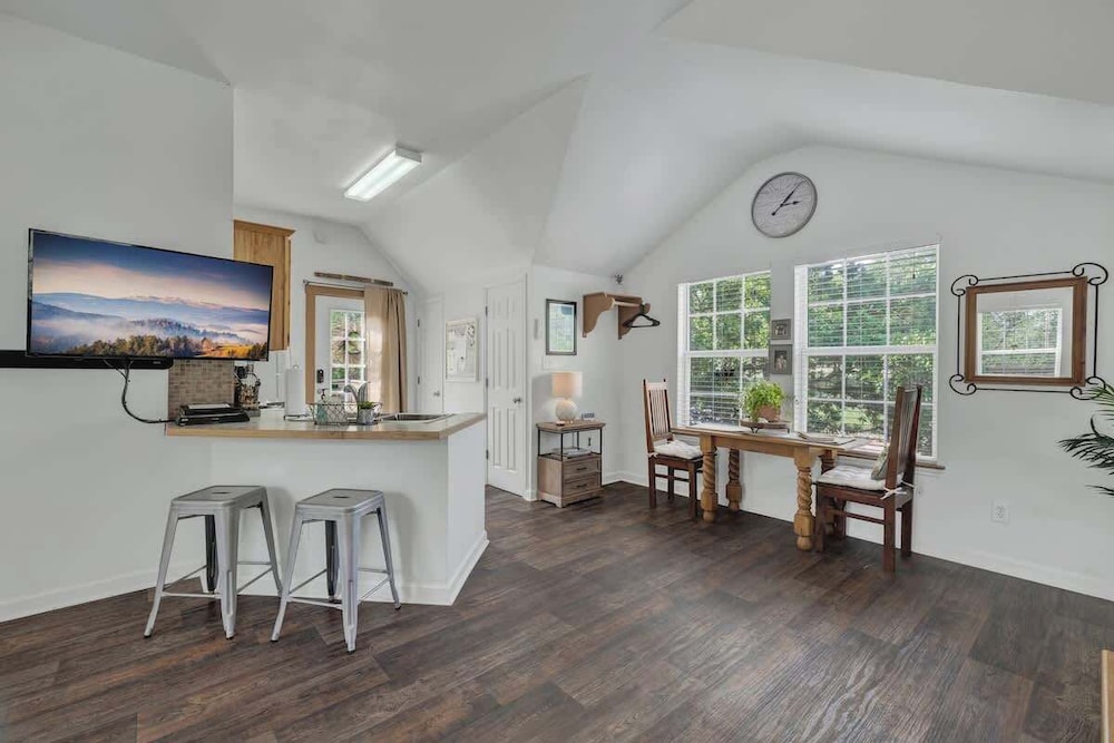 Cactus Flower Treehouse-pet Friendly-hill Country Views!