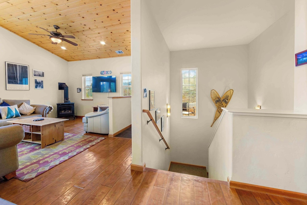 Lookout Point Retreat for 6