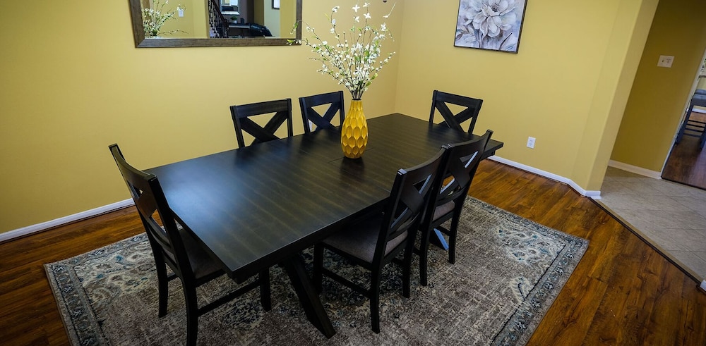 Richmond Vacations - 4Bdrm 3.5Bath 11Beds - Great House - Property Image 12