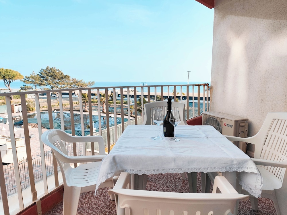 Bright Holiday Home With Balcony