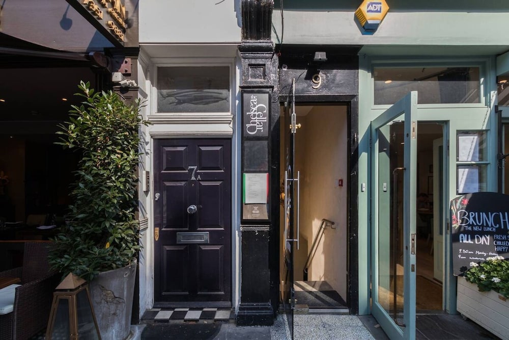 Stylish 1-bed With a Roof Terrace