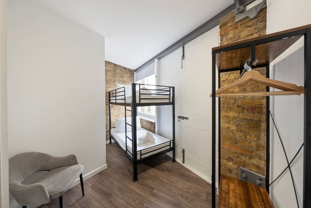 Large 1 Bedroom Studio in Old St