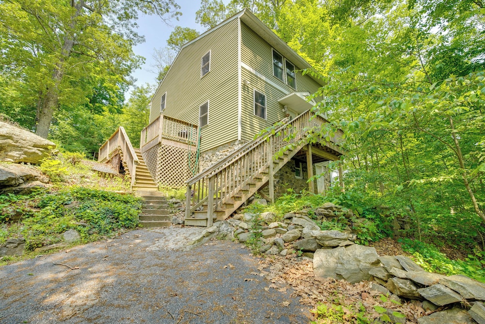 Walk to Putnam Lake: Updated Home w/ Deck