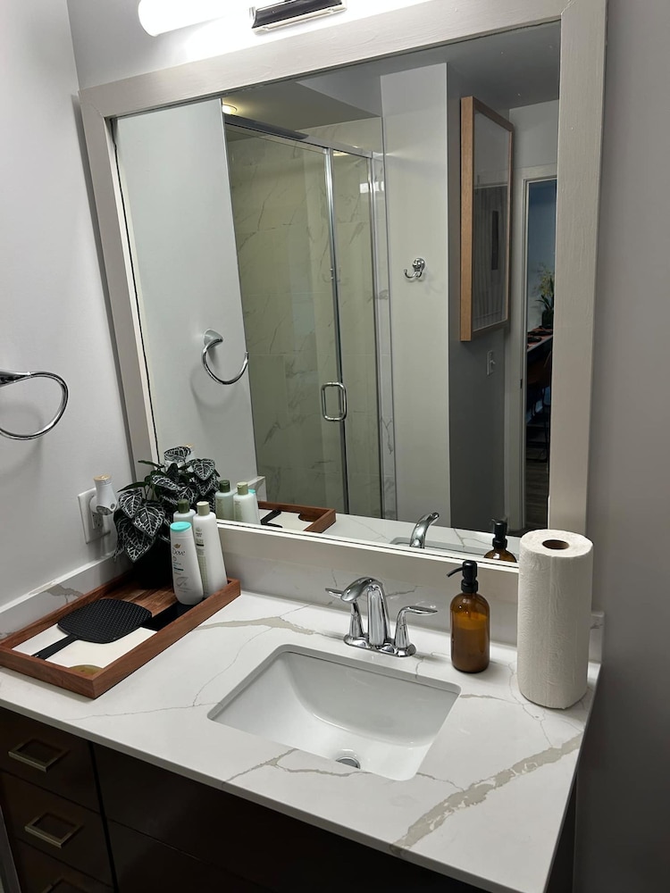 Mid-town Luxury Apt High Rise Gym Pool Parking