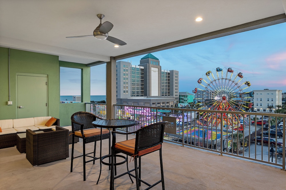 Boardwalk Pent House by Carolina Retreats