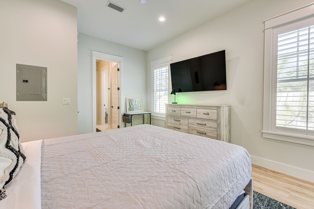 Walk to Gulf: Modern Retreat in Santa Rosa Beach!