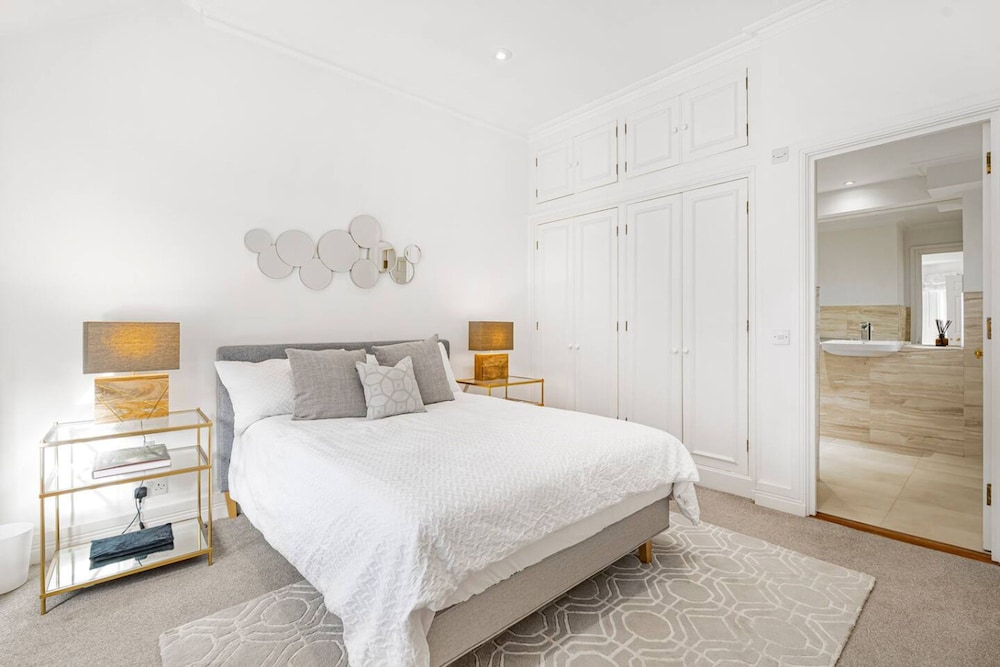 4-bed House Next To Harrods Pont Street Mews