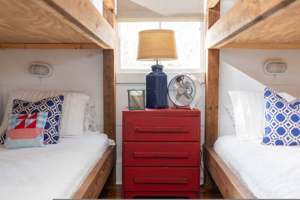 Classic Lakeside Cottage Masters Rental