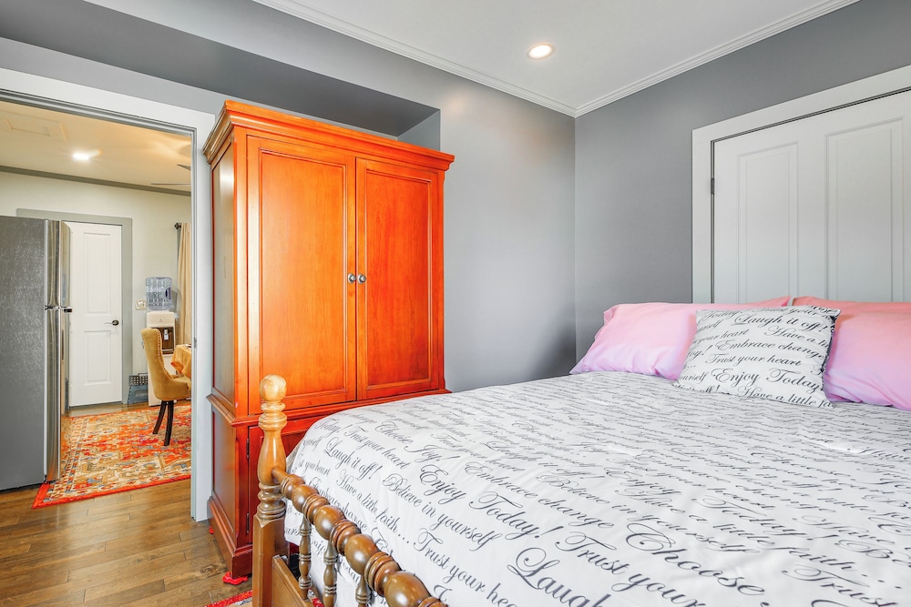 18 Mi to Skiing: Colorful Home in Springfield!