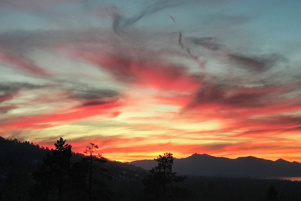 Mountain & Lake View Dog-friendly Retreat