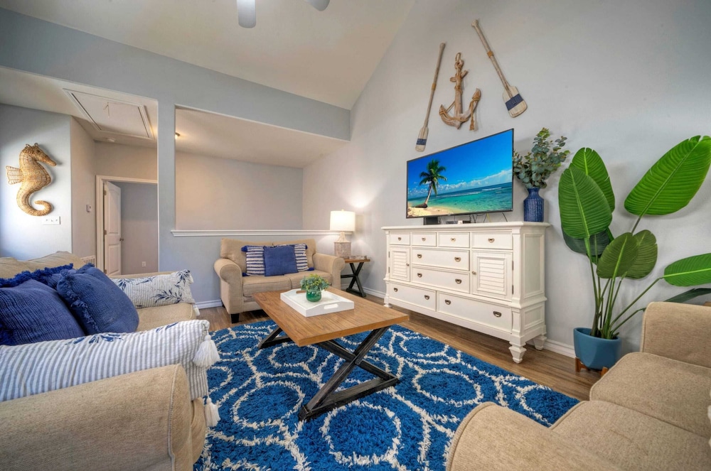 Sleeps 29, 3 Homes Beachside Resort Pool, Walk to the Beach