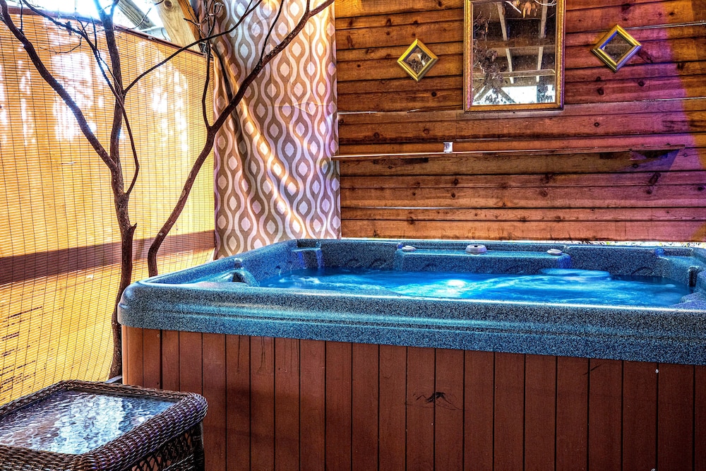 Bear Creek Lodge and Cabins in Helen Ga - Pet Friendly, River on Property, Walking Distance to downtown Helen