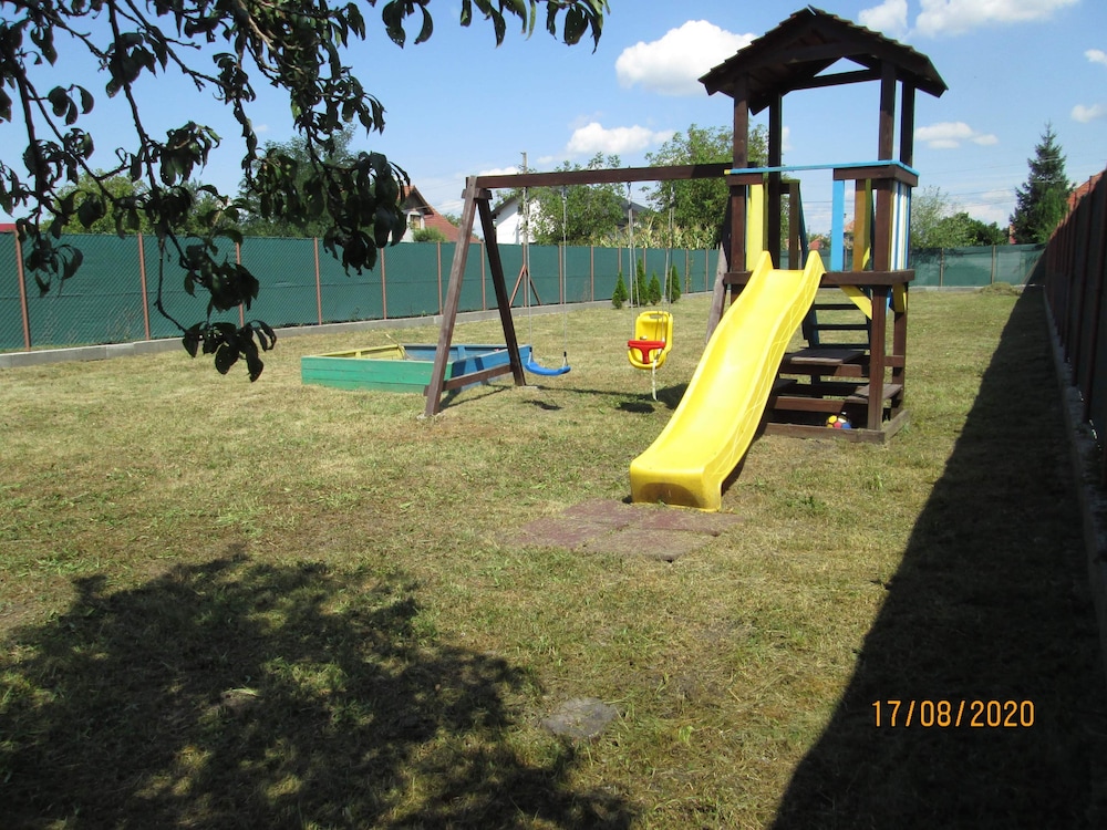 Family Friendly 2-bed Cottage in Periș view 5