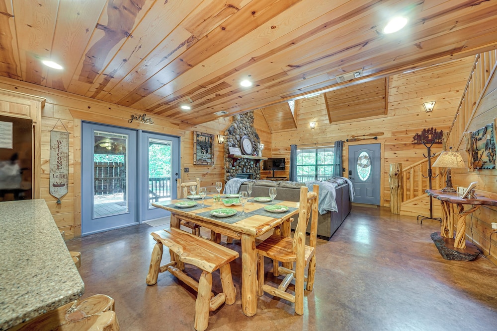 Hot Tub + Game Room: Family Retreat in Broken Bow