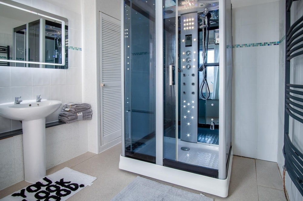 Skyfall - 2 Bedroom Apartment - Milford Haven