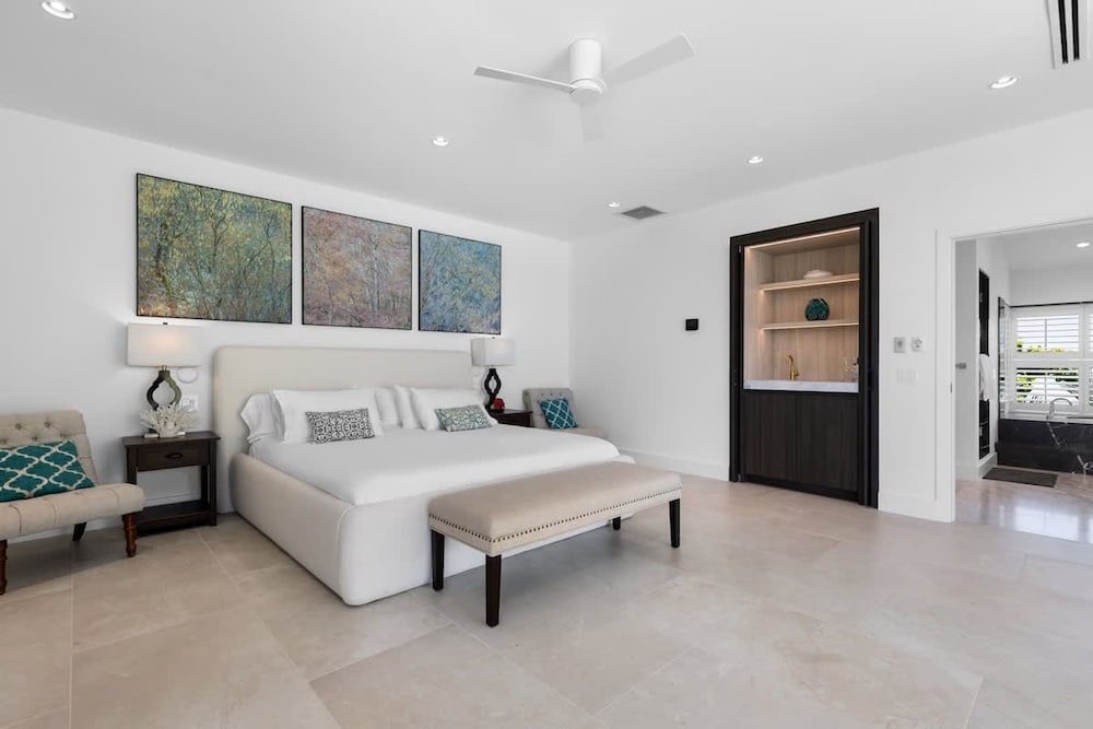 Newly Renovated Notos Cove Villa Property